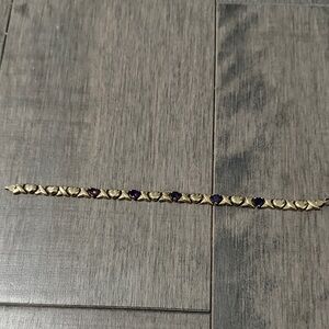 Hearts and kisses cold bracelet with amethyst hearts.